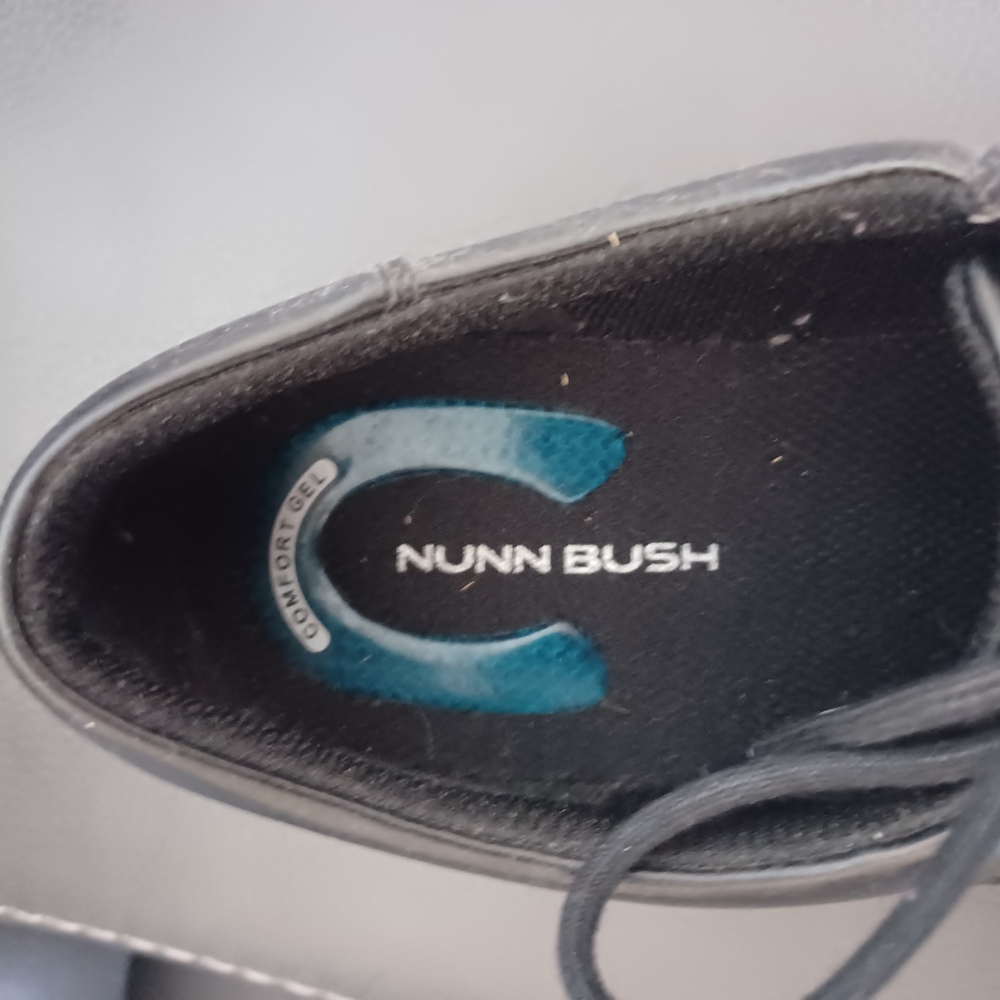 Nunn Bush Black Oxfords with Sleek Leather Finish - Picture 2 of 4